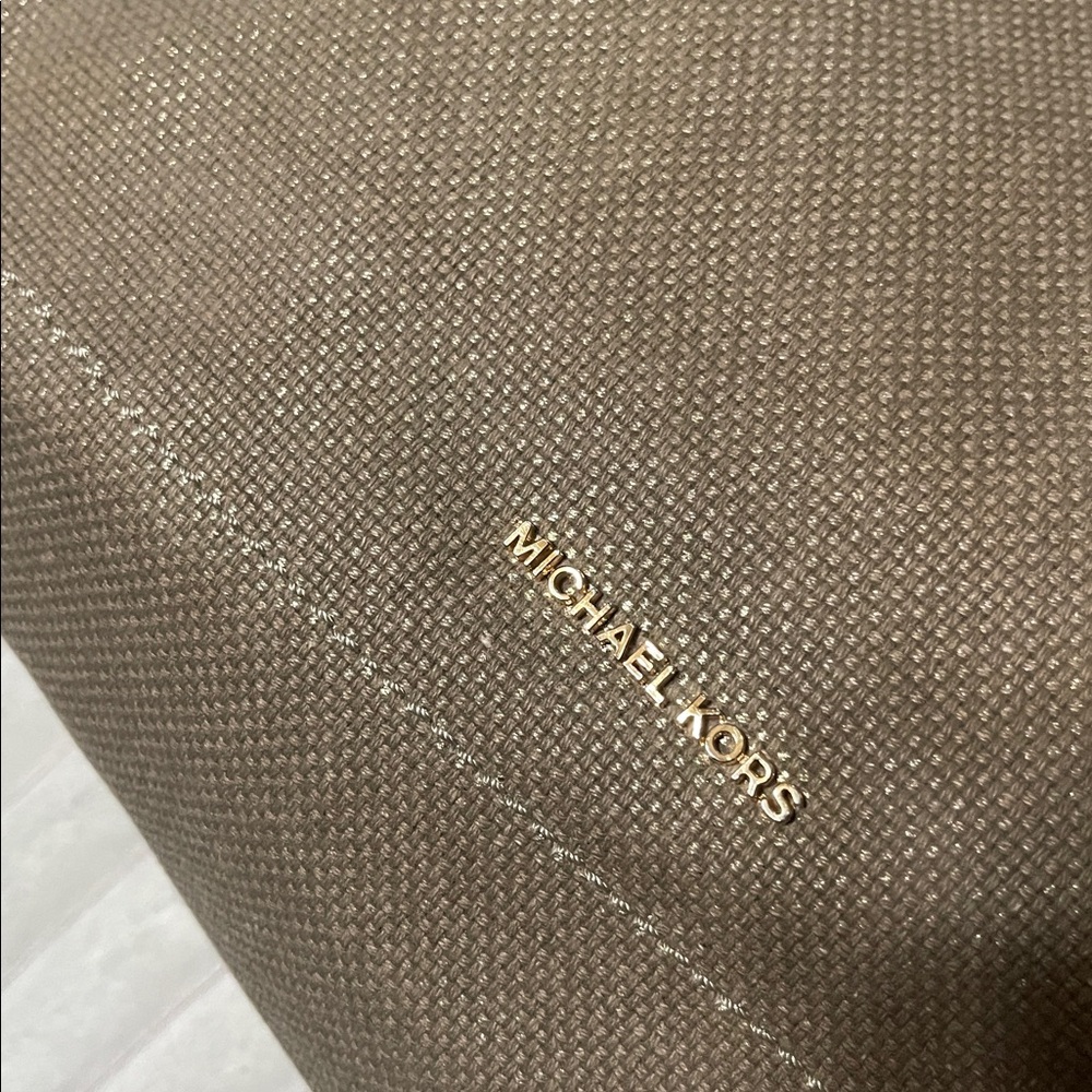 Michael Kors Island Large Grab Bag - Picture 2 of 16
